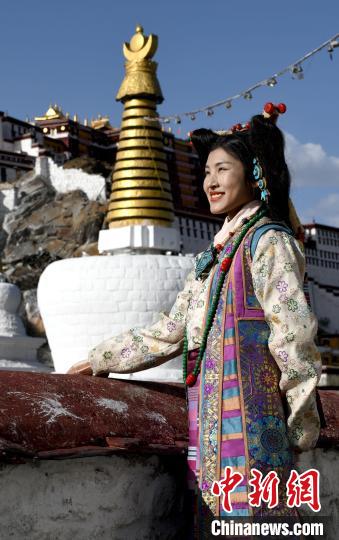 西藏自治區(qū)級非遺項目——拉薩服飾，圖為舊時拉薩貴族婦女的裝扮。