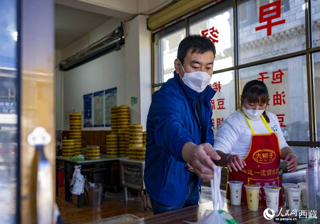 市民購買早餐。人民網(wǎng) 次仁羅布攝