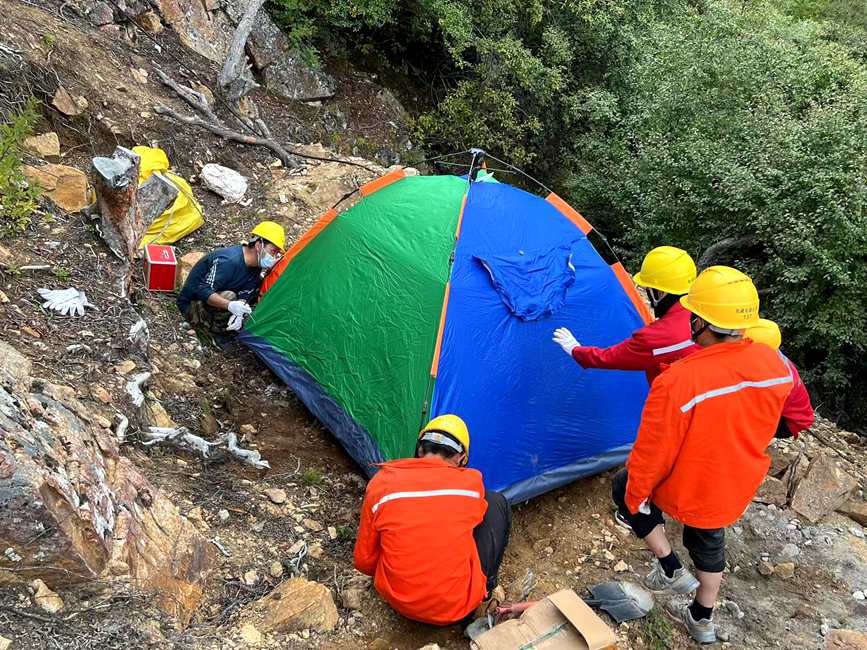 9月15日，電力施工人員正在施工點附近搭建暫居帳篷。白瑪多吉攝