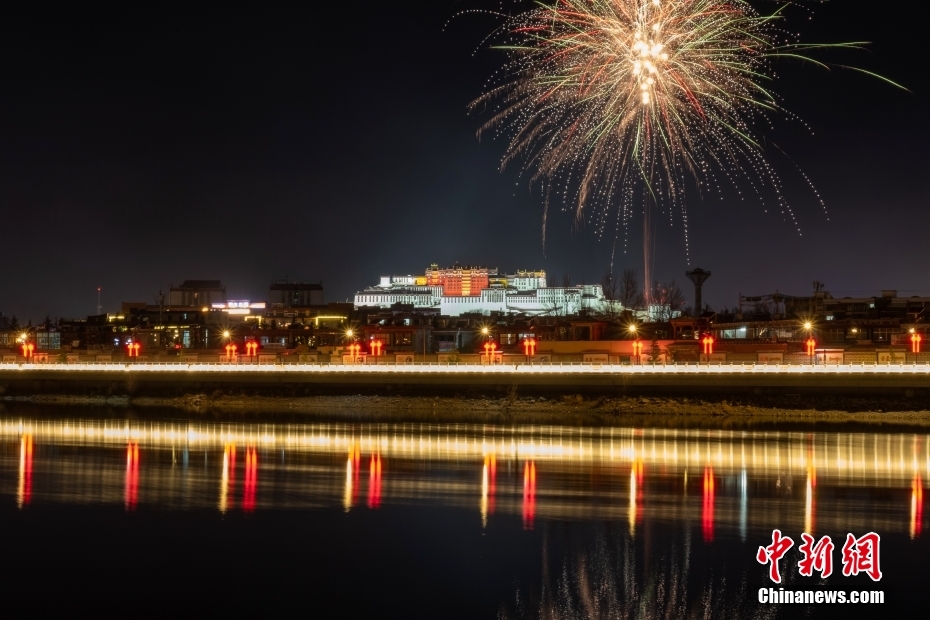 資料圖為2022年3月1日，拉薩迎來(lái)藏歷新年“古突夜”，煙花與被燈光照亮的布達(dá)拉宮交相輝映。 <a target='_blank' href='/'><p  align=