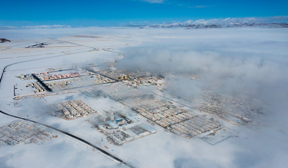 西藏阿里地區(qū)改則縣迎來(lái)初雪，銀裝素裹，美如畫(huà)卷。