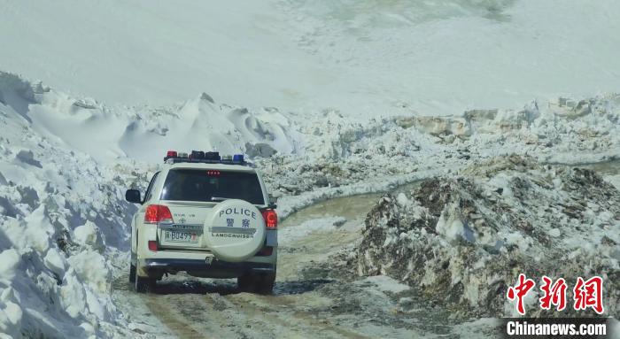 圖為邊壩縣降雪時夏貢拉山段路況?！∵厜慰h融媒體中心供圖