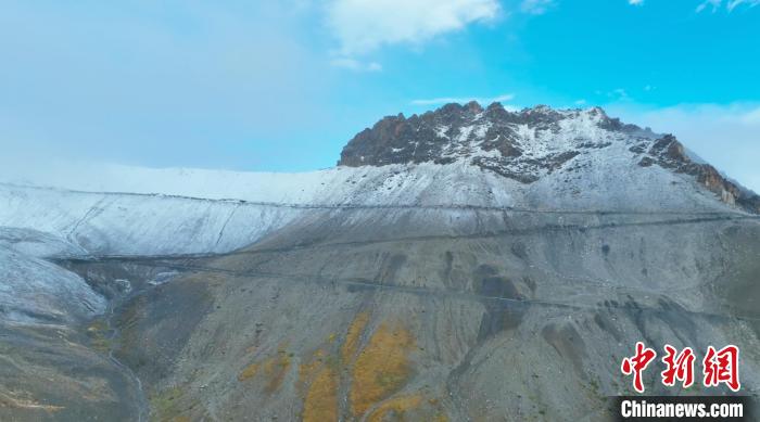 圖為邊壩縣降雪時夏貢拉山段路況?！∵厜慰h融媒體中心供圖