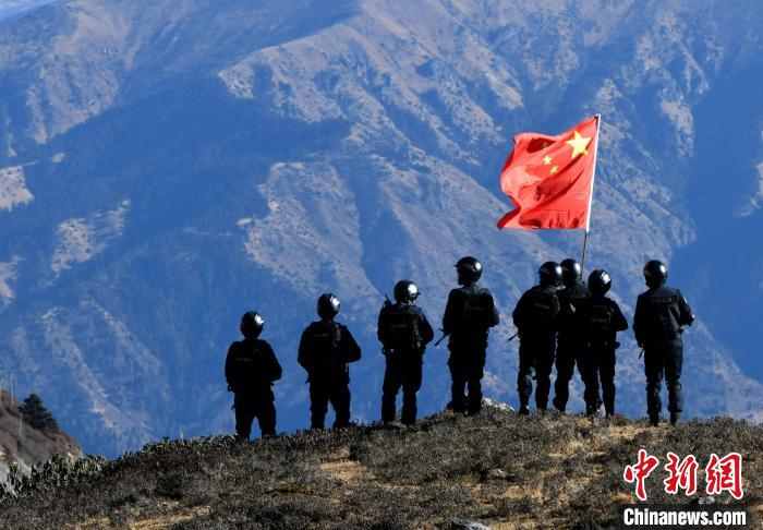 1月6日，移民警察在執(zhí)勤?！±盍?攝