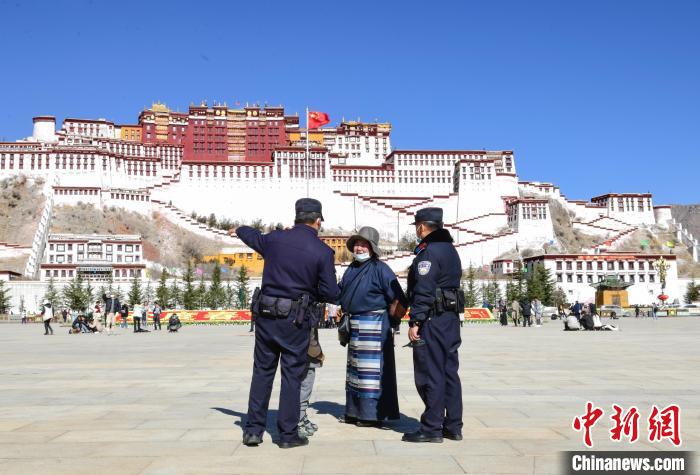 圖為1月23日，布達(dá)拉宮廣場(chǎng)派出所民警正在回答民眾咨詢(xún)?！∝暩聛?lái)松 攝