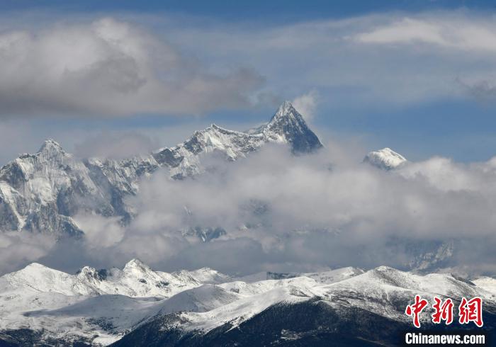 2月17日，西藏林芝色季拉山觀景臺拍到的南迦巴瓦峰?！±盍?攝