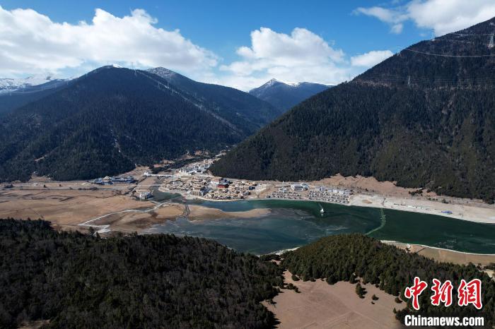 2月17日，西藏林芝魯朗小鎮(zhèn)。(無人機(jī)照片) 李林 攝