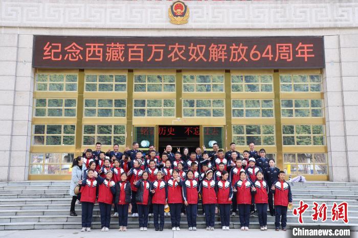 圖為亞東邊檢站民警代表與駐地小學師生代表合影留念?！『?攝