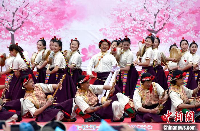 3月28日，西藏林芝第二十屆桃花旅游文化節(jié)開幕式上的文藝表演?！±盍?攝