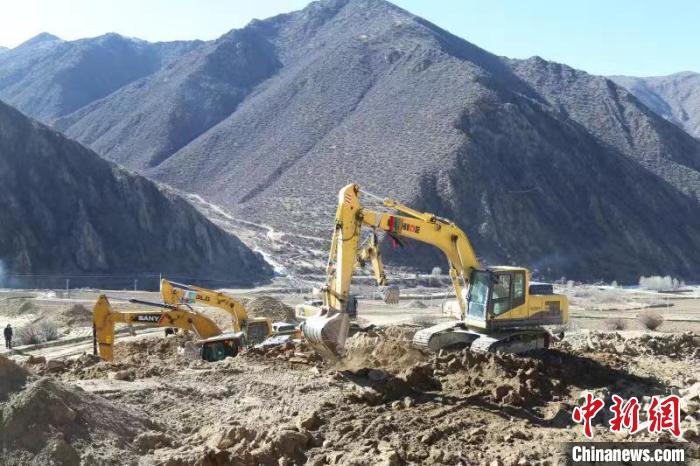 圖為高標準農田建設施工現(xiàn)場?！「裆愔?攝