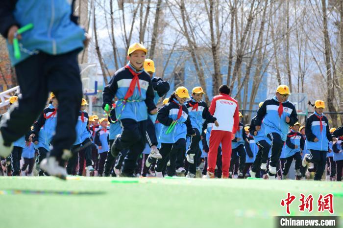 圖為學生在跳繩教練齊景龍的指導下做準備運動?！∝暩聛硭?攝