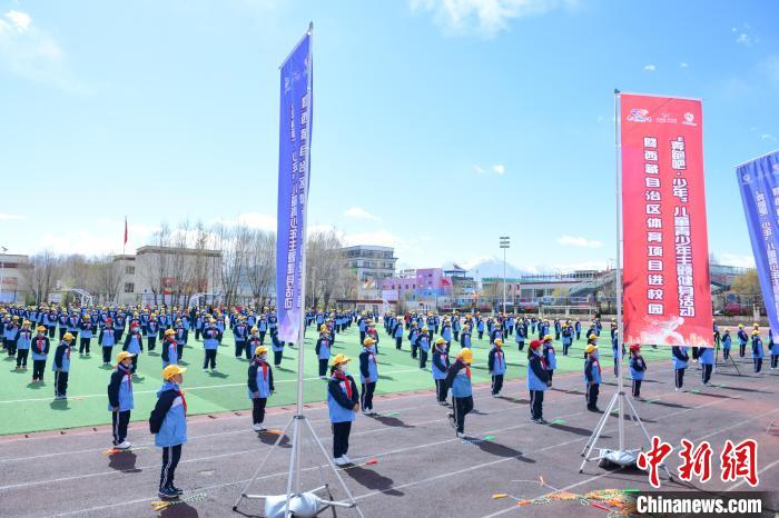 圖為學生在跳繩教練齊景龍的指導下做準備運動。　貢嘎來松 攝