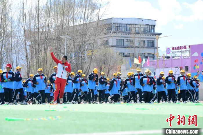 圖為學生在跳繩教練齊景龍的指導下做準備運動?！∝暩聛硭?攝