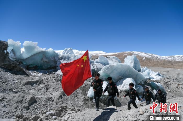 4月5日，普瑪江塘邊境派出所民輔警巡邏至四零冰川附近。　江飛波 攝