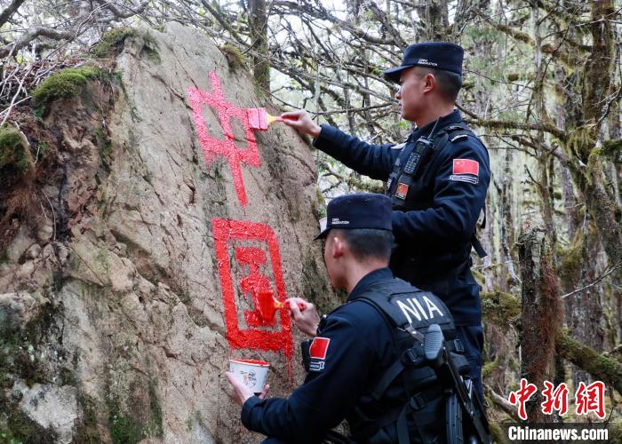 山南邊境管理支隊(duì)玉麥邊境派出所民警邊境巡邏途中在石頭上用油漆涂寫“中國”二字 ?！∴嶇?攝