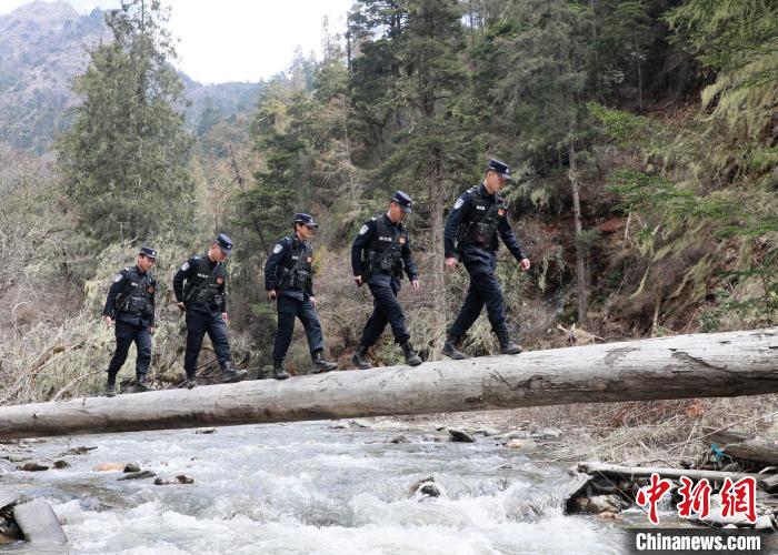 山南邊境管理支隊(duì)玉麥邊境派出所民警邊境巡邏途中走過河道上“獨(dú)木橋”?！∴嶇?攝