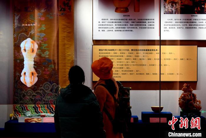 圖為5月18日，觀眾正在欣賞展覽。　李林 攝