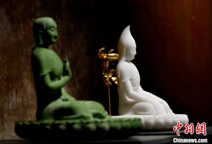 圖為展覽中圍繞西藏歷史與傳統(tǒng)創(chuàng)作的雕塑作品?！±盍?攝