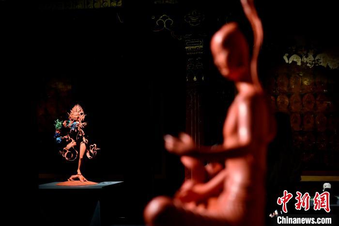 圖為展覽中圍繞西藏歷史與傳統(tǒng)創(chuàng)作的雕塑作品。　李林 攝