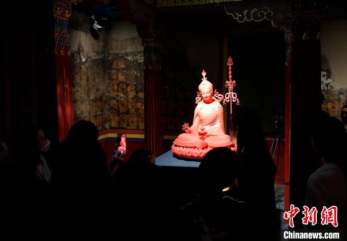 圖為觀眾正在欣賞展覽中的雕塑作品?！±盍?攝