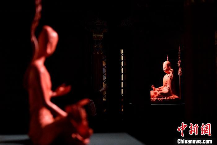 圖為展覽中圍繞西藏歷史與傳統(tǒng)創(chuàng)作的雕塑作品。　李林 攝