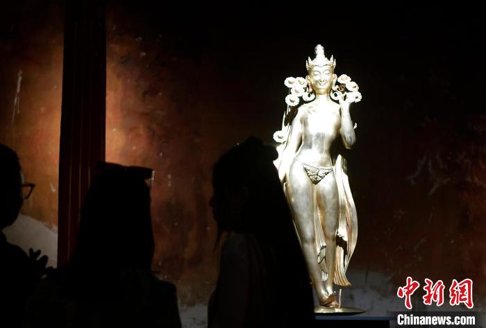 圖為觀眾正在欣賞展覽中的雕塑作品《八萬四千年》?！±盍?攝