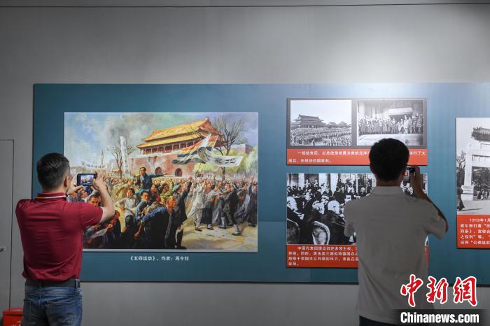圖為市民參觀《曙光·偉業(yè)——五四運動與中國共產(chǎn)黨的成立》“七一”特展?！∝暩聛硭?攝