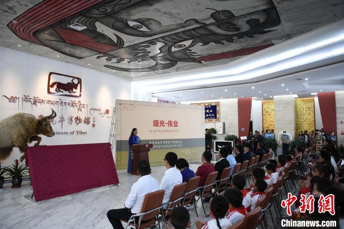 圖為《曙光·偉業(yè)——五四運動與中國共產(chǎn)黨的成立》“七一”特展開幕儀式現(xiàn)場?！∝暩聛硭?攝