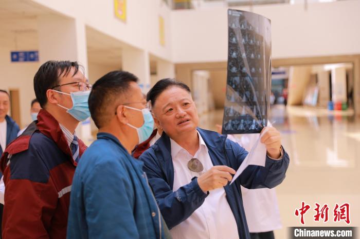 上海專家們采用“一對一”指導等方式，帶動日喀則市人民醫(yī)院科室、醫(yī)生業(yè)務水平的提升。　上海交大醫(yī)學院供圖