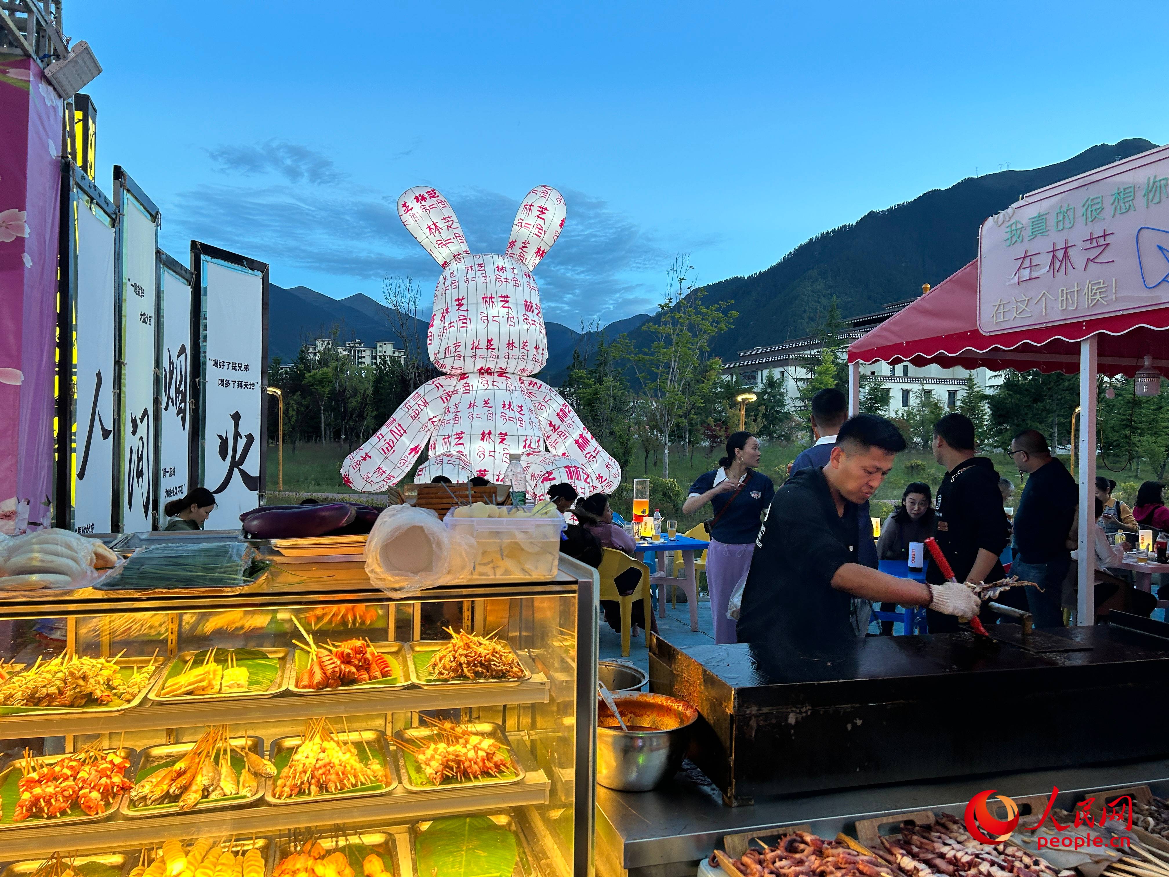 工布公園里的夜市，滿滿“煙火氣”。人民網(wǎng) 周靜圓攝