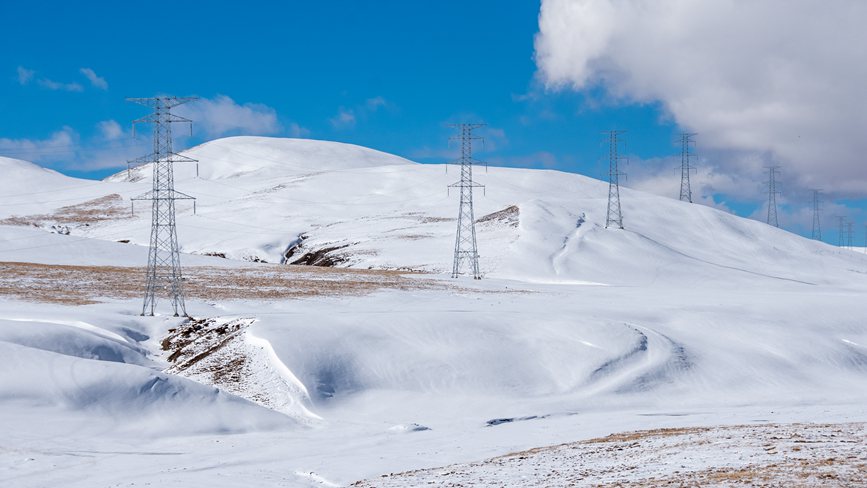 西藏自治區(qū)那曲市冰天雪地里的電網(wǎng)。趙清鵬攝