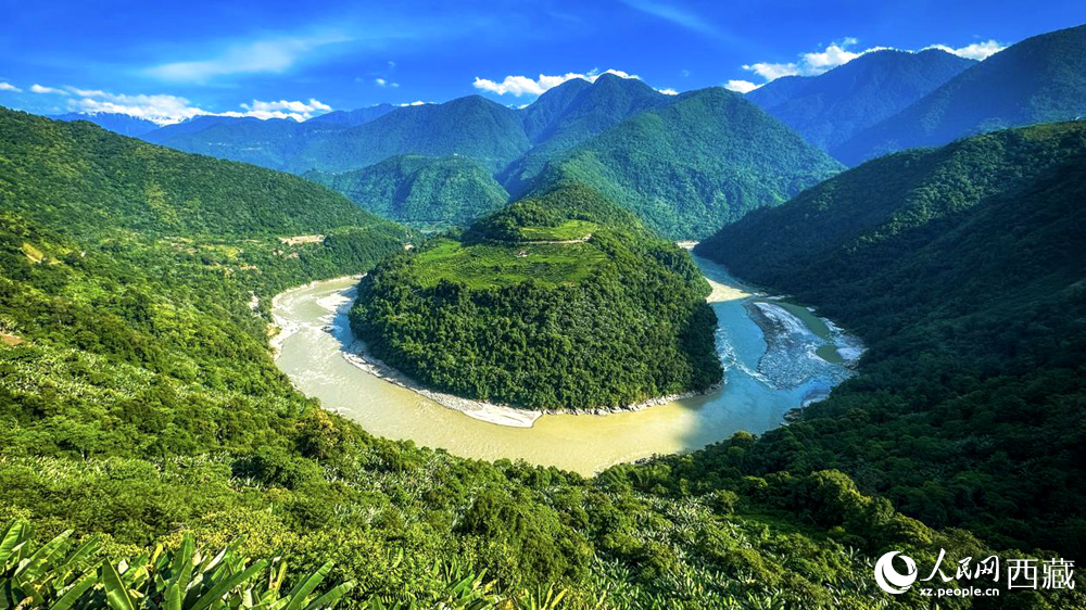 風(fēng)景秀麗、植被繁茂的西藏林芝市墨脫縣果果塘大拐彎。人民網(wǎng)記者 次仁羅布攝