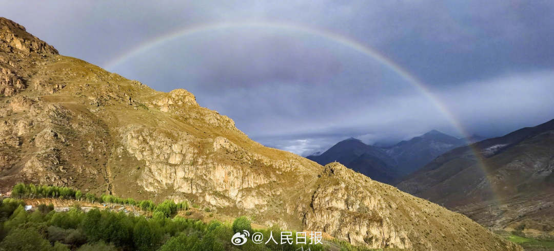 接好運(yùn)！青藏高原現(xiàn)巨大彩虹橋