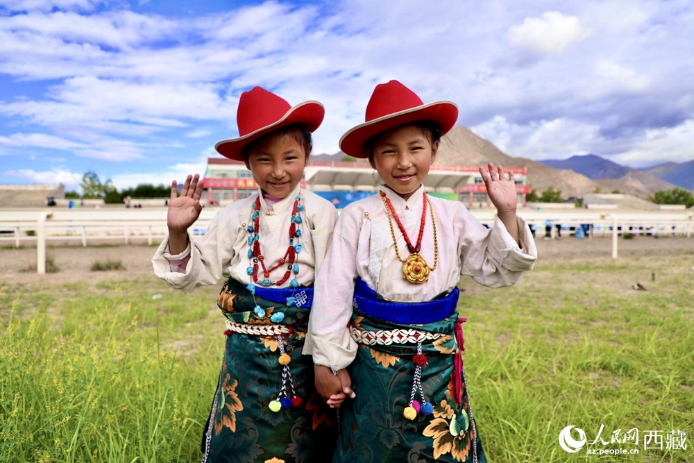 比賽現(xiàn)場外身著民族服飾的藏族小女孩兒。