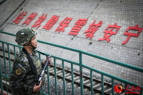 武警西藏總隊拉薩支隊執(zhí)勤八大隊官兵在鐵路旁執(zhí)勤。支翔宇 攝