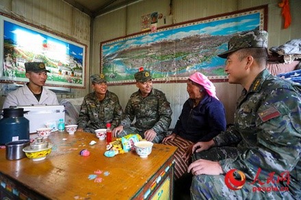 武警西藏總隊拉薩支隊執(zhí)勤八大隊官兵慰問藏族老人。何騰海 攝