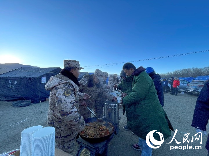 子弟兵為受災群眾分發(fā)早餐。人民網(wǎng)記者 郝潔攝