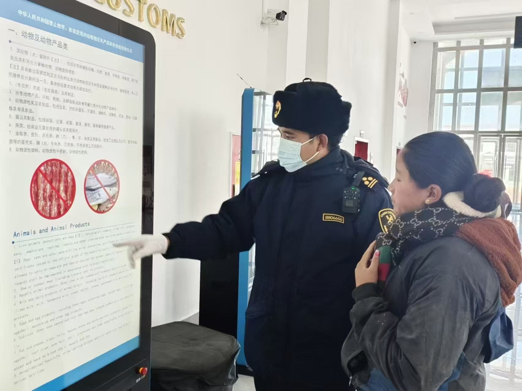 海關(guān)關(guān)員對(duì)入境邊民進(jìn)行禁止攜帶、郵寄進(jìn)境動(dòng)植物及其產(chǎn)品解讀。次旺久美攝