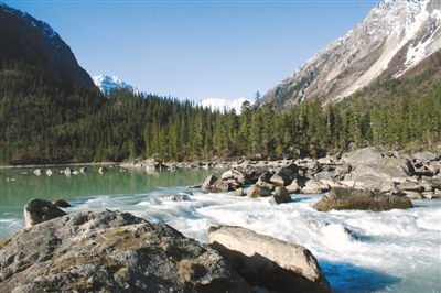 然烏湖美景。圖片由昌都市委宣傳部提供.jpg