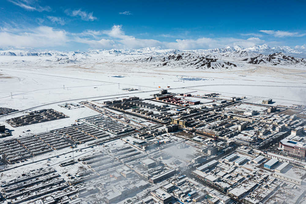 西藏阿里地區(qū)改則縣迎來初雪，銀裝素裹，美如畫卷。