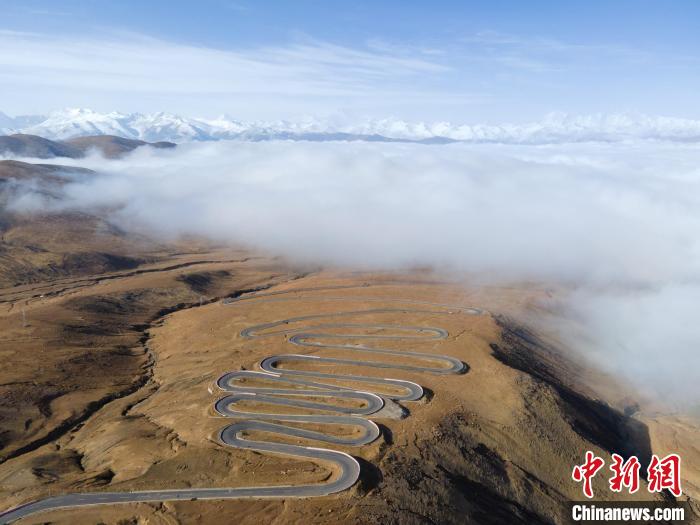 圖為西藏定日縣，前往珠穆朗瑪峰大本營蜿蜒的公路與云海。　江飛波 攝